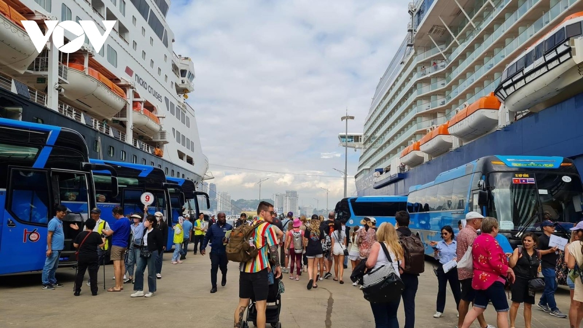 Nearly 4,000 foreign tourists arrive in Quang Ninh on last day of 2023